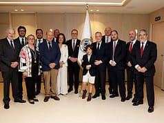 El Paso Blanco lleva el bordado lorquino al Real Madrid con una bandera única artesanal paso blanco bandera bordada en lorca