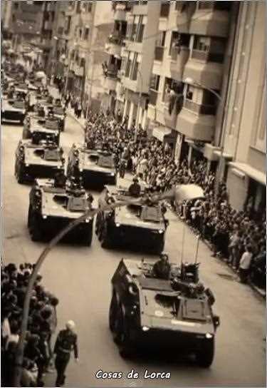 LORCA Y EL EJERCITO ENTRANDO POR LA AVENIDA JUAN CARLOS
