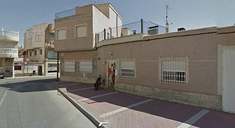 GINES EL FAROLI SENTADO EN SU PUERTA DEL RESTAURANTE