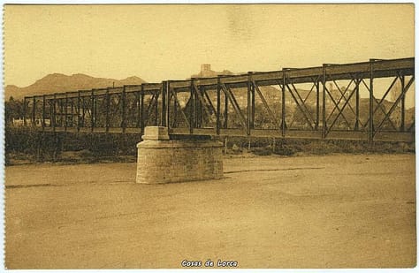 El puente sobre el Ramblar, lecho del Guadalentín. El puente fue proyectado por el ingeniero Neil Kennedy y construido en 1891