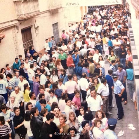 JOVENES EN CALLE CORREDERA