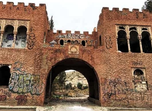 Fachada en ruinas de la Quinta