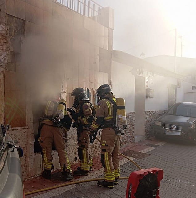 Servicios de emergencias han atendido el incendio de una vivienda en el Barrio de San Diego