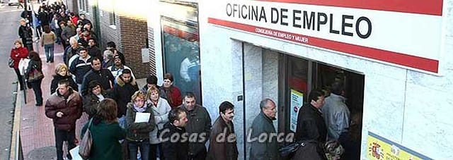 COLA DE PERSONAS EN OFICINA INEM