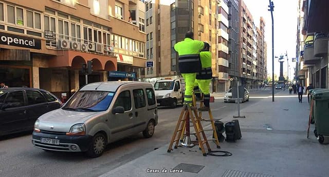 INSTALANDO SEMAFOROS EN AVENIDA JUAN CARLOS I