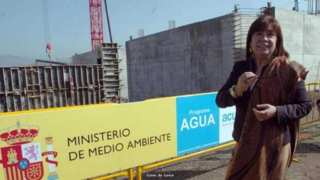 Cristina Narbona durante una visita en 2008 a las obras de la desaladora de Águilas (Murcia) - ABC