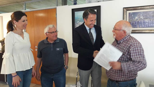 ANTONIO GARCIA ROS RECIBE AYUDA PARA NIÑOS DEL SAHARA