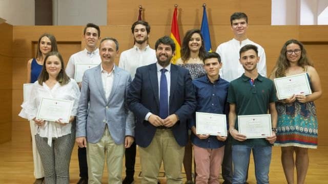 FERNANDO LOPEZ MIRAS CON 10 MEJORES ALUMNOS EBAU