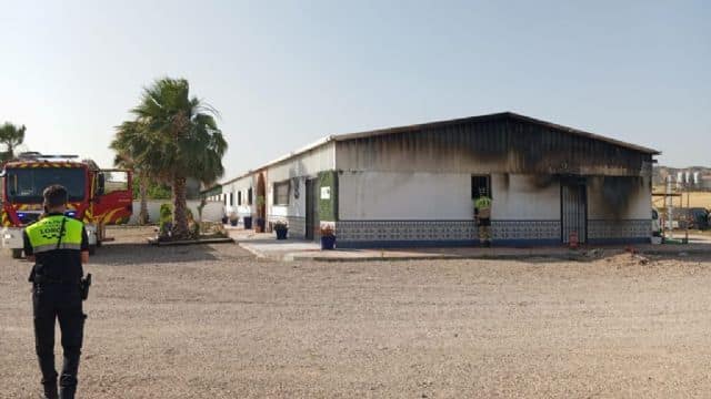 Servicios de emergencia apagan el incendio declarado en el tejado de una nave de ganado en Lorca