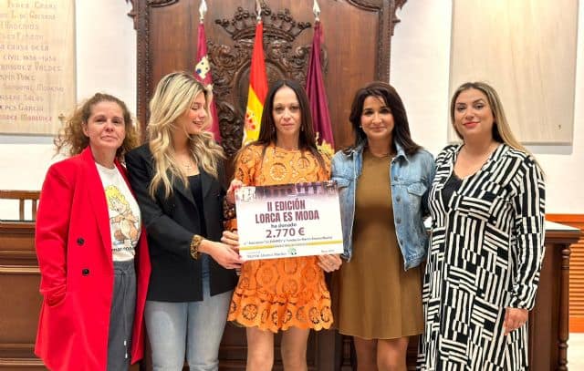 La lucha contra el cáncer infantil recauda cerca de 3.000 euros tras la celebración del desfile benéfico -Lorca es Moda-