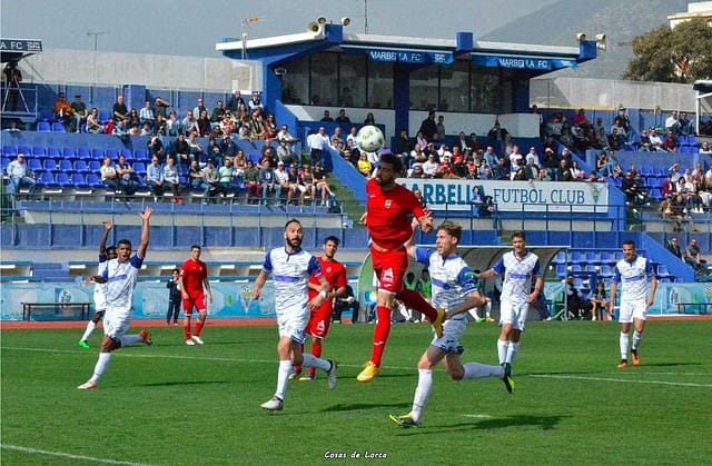 El Lorca vence en Marbella y vuelve al liderato (1-2)