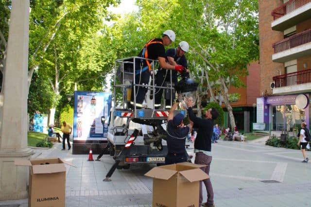 La Alameda de la Constitución multiplica por tres su iluminación para atender una vieja reivindicación de los lorquinos