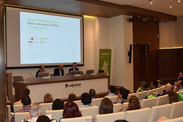 El consejero de Empleo, Universidades y Empresa, Juan Hernández, ha inaugurado el Fórum Nuevo Liderazgo Científico