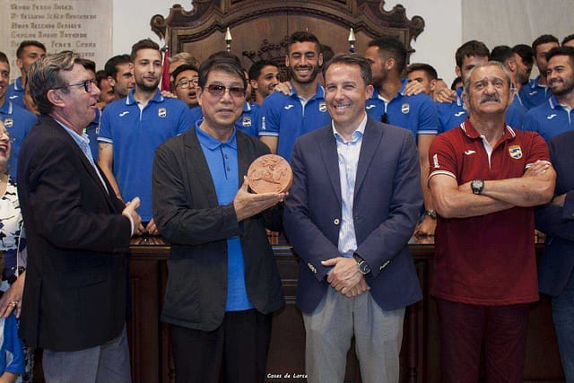 XU GEMBAO CELEBRA EL ASCENSO DEL LORCA FC JUNTO AL ALCALDE PENCHO GIL