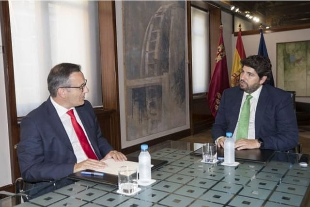 DIEGO CONESA REUNIDO CON FERNANDO LOPEZ MIRAS