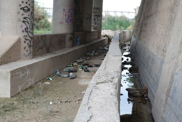 Basura, grafitis y botellones se apoderan del cauce urbano del río Guadalentín