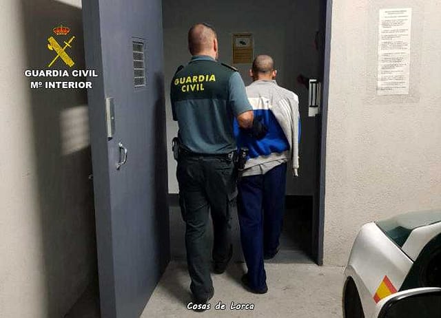Un agente arresta al joven acusado de vender droga