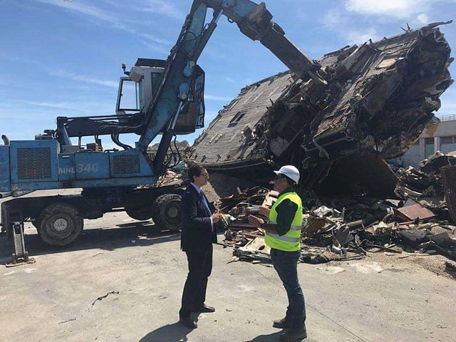 Comienzan los trabajos de desguace del velero Penélope en el puerto de Águilas