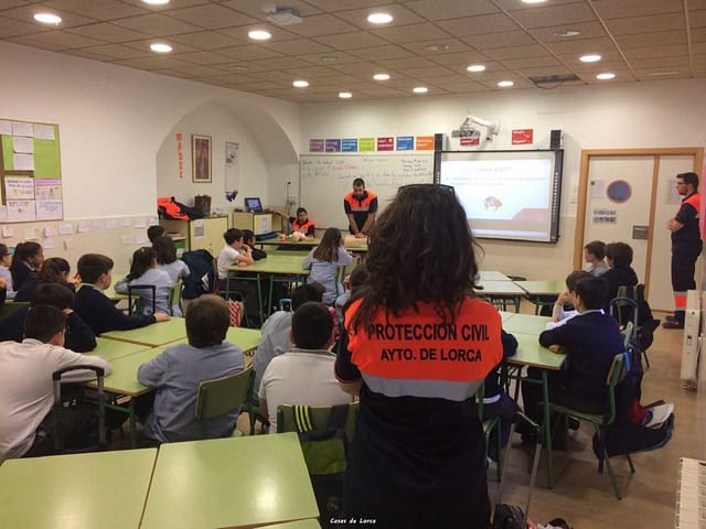 Más de 500 alumnos lorquinos reciben formación en RCP gracias a las charlas que imparte el Servicio Municipal de Emergencias y los voluntarios de Protección Civil en los centros educativos Más de 500 alumnos lorquinos reciben formación en RCP gracias a las charlas que imparte el Servicio Municipal de Emergencias y los voluntarios de Protección Civil en los centros educativos