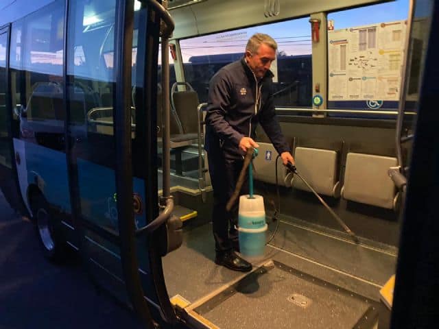DESINFECTANDO BUS