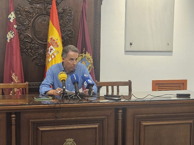 El alcalde de Lorca ratifica el apoyo del Ayuntamiento a los vecinos de Campillo y Torrecilla que piden la construcción de un viaducto en las obras del Ave