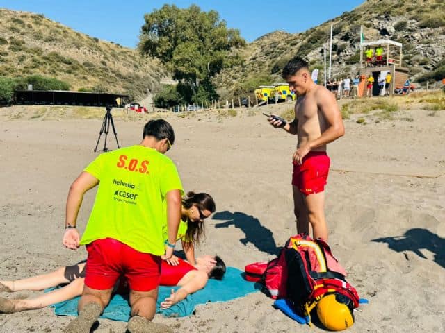 Quince socorristas integran el dispositivo de emergencias para garantizar la seguridad de los bañistas en las playas de Lorca este verano