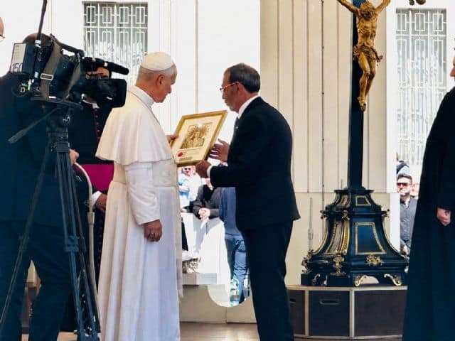 el paso blanco hace entrega al papa león xiv de un cuadro de la virgen de la amargura como testimonio de fe y devoción de lorca2 el paso blanco hace entrega al papa león xiv de un cuadro de la virgen de la amargura como testimonio de fe y devoción de lorca2